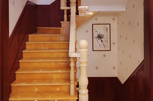 东台中式别墅室内汉白玉石楼梯的定制安装装饰效果